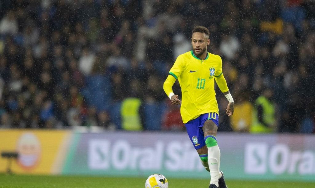 Jogadores da Seleção Brasileira reunidos em campo durante treinamento oficial da CBF para a Copa do Mundo 2026.