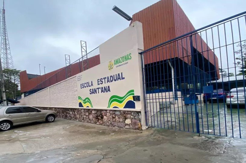 Pais e alunos da Escola Estadual Sant’Ana em Manaus protestam contra problemas na instituição