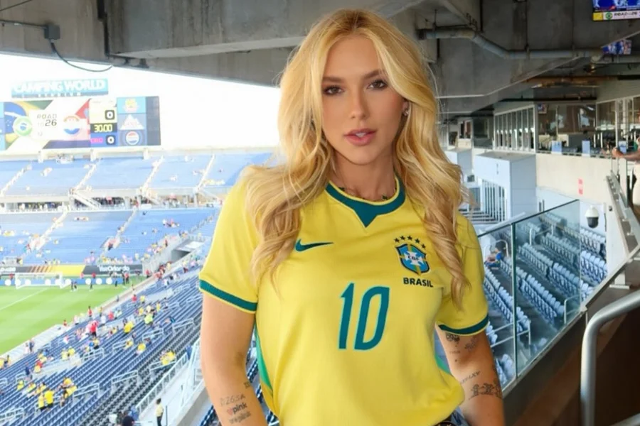 Montagem com fotos de Vinícius Júnior com a camisa da seleção brasileira e da influenciadora Virginia Fonseca em suas redes sociais.