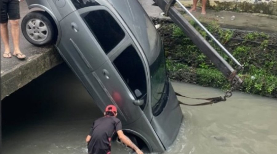 carro caindo em igarapé durante travessia de ponte na comunidade novo reino