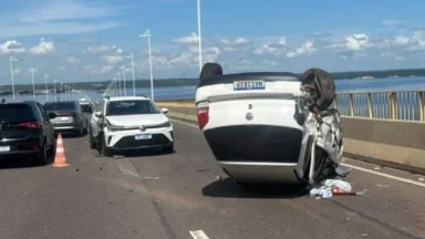 Acidente na Ponte Rio Negro deixa carro capotado e provoca lentidão nesta segunda (27)