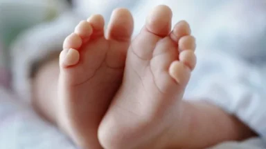 Bebê de 1 ano é encontrado sozinho com queimaduras nos pés; mãe é presa por abandono em Manaus