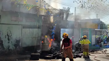 Borracharia é destruída por incêndio e mobiliza bombeiros no bairro Flores, em Manaus