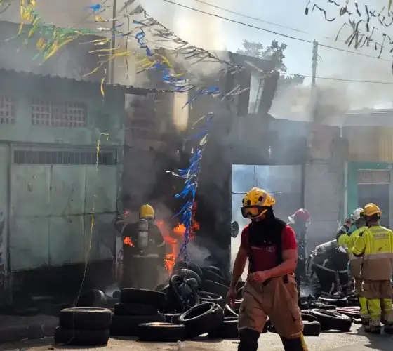 Borracharia é destruída por incêndio e mobiliza bombeiros no bairro Flores, em Manaus