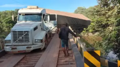 Caminhão perde força na Ponte do Jutaí, desce de ré e interdita BR-319 no Amazonas