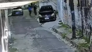 Jovem implora para não ter celular roubado durante assalto na zona Centro-Oeste de Manaus