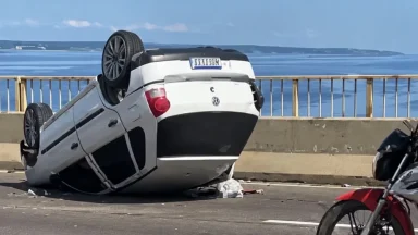 Carro capota e deixa motorista preso durante acidente na Ponte Rio Negro em Manaus