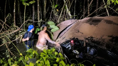 Carro capota em área alagada às margens da AM-010 e casal escapa sem ferimentos em Itacoatiara