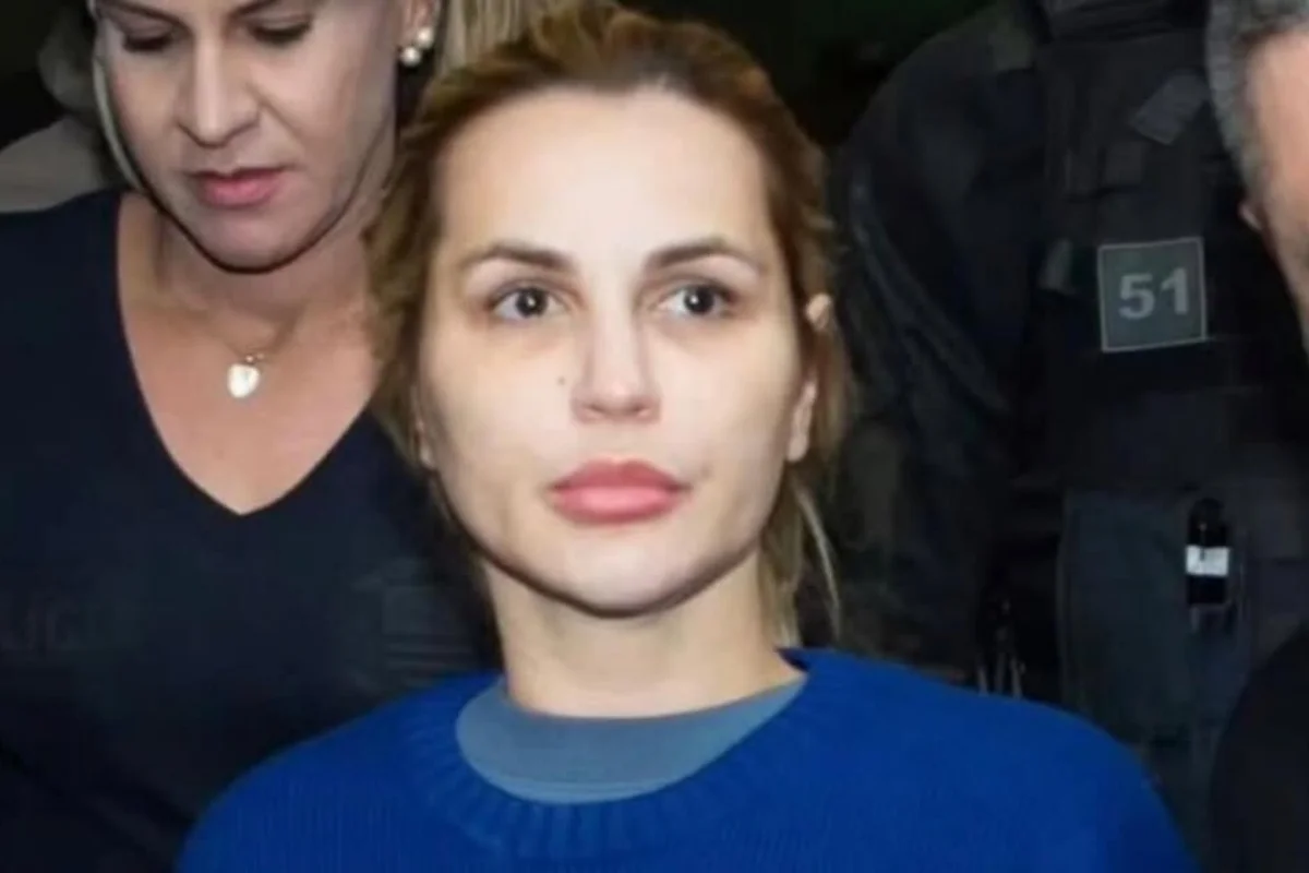 Deolane Bezerra durante audiência no tribunal