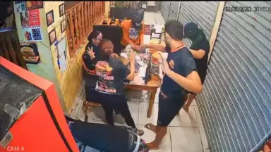 Dupla armada invade hamburgueria tradicional, rende funcionários e rouba dinheiro do caixa