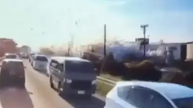 Explosão destrói shopping após terremoto de magnitude 7,1 no Japão