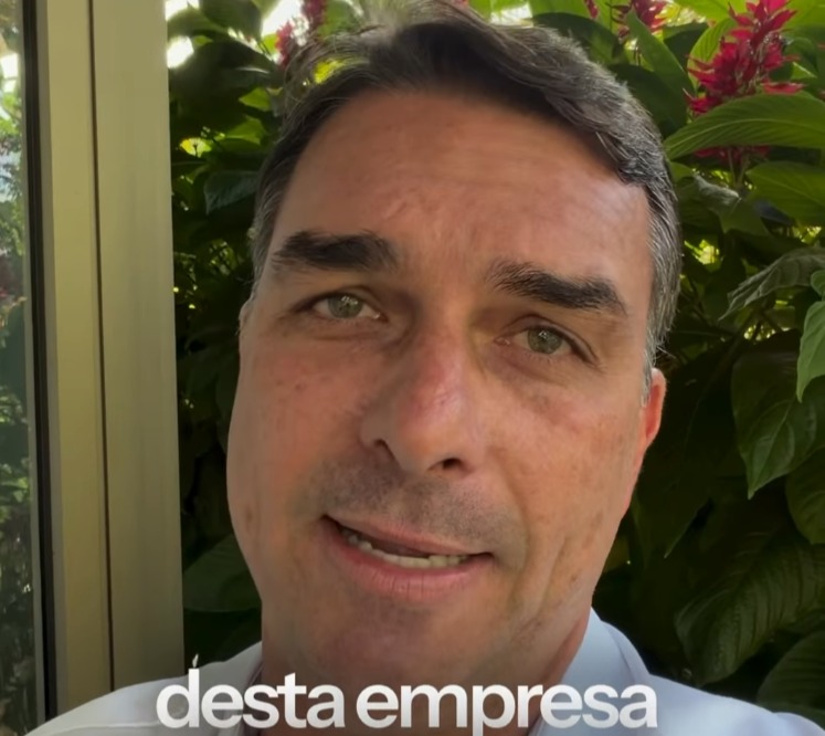 Imagem de Flávio Bolsonaro respondendo sobre notas fiscais