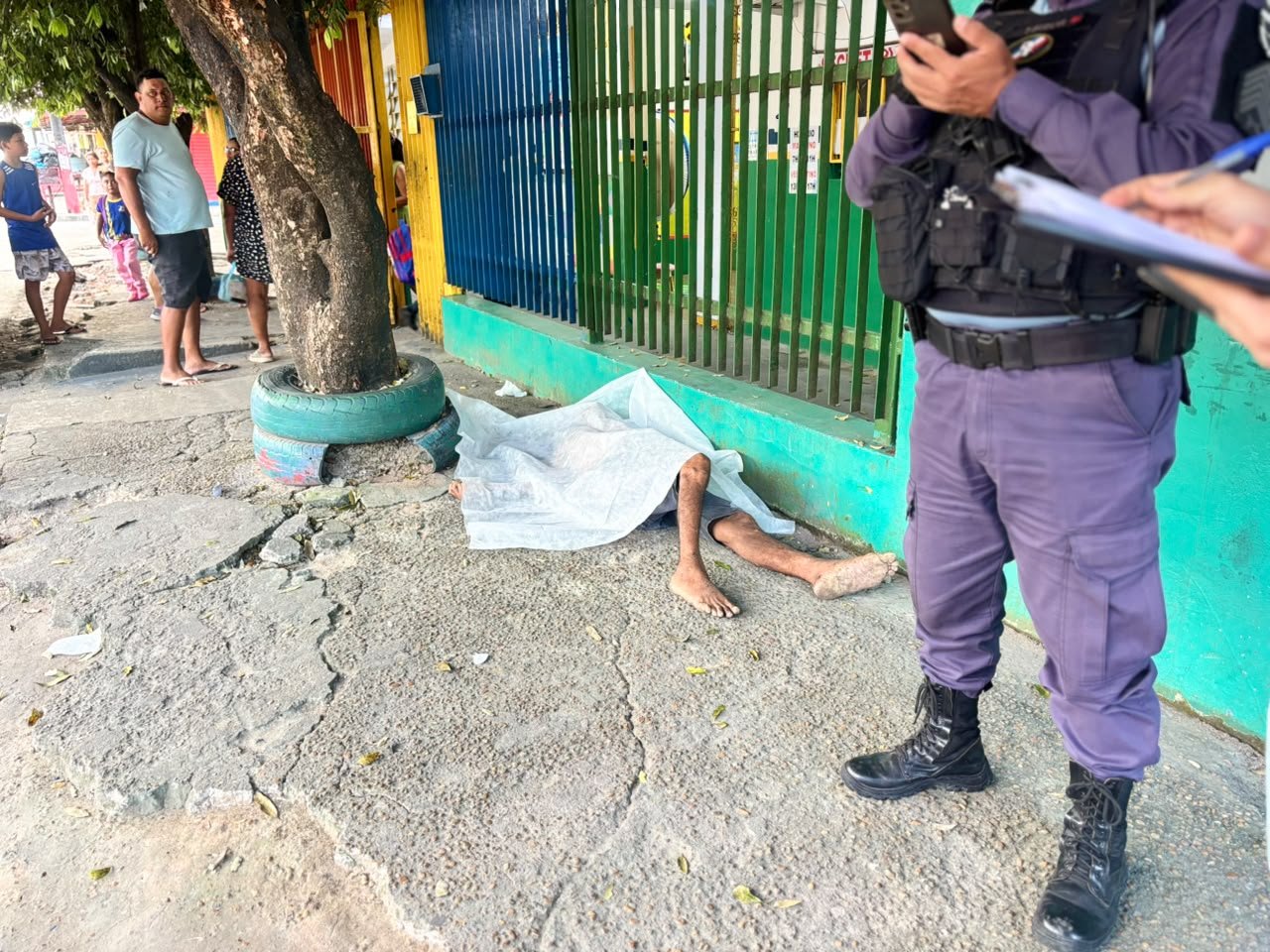 homem encontrado morto em terreno baldio na Zona Leste de Manaus