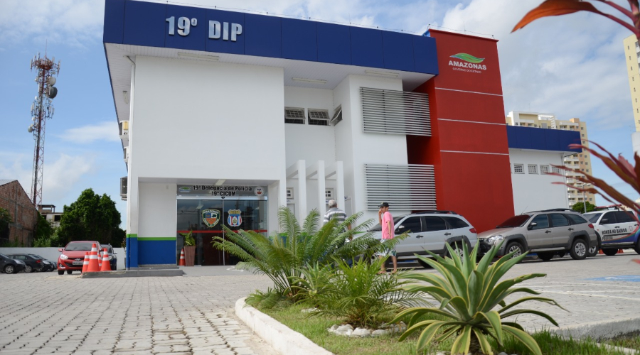 homem sendo preso em frente ao bar na zona oeste de manaus