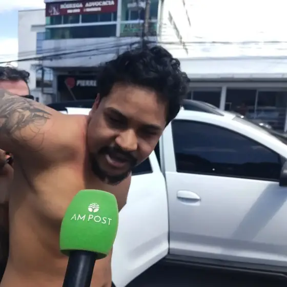 Homem que ameaçou metralhar viatura debocha da polícia na porta de delegacia em Manaus