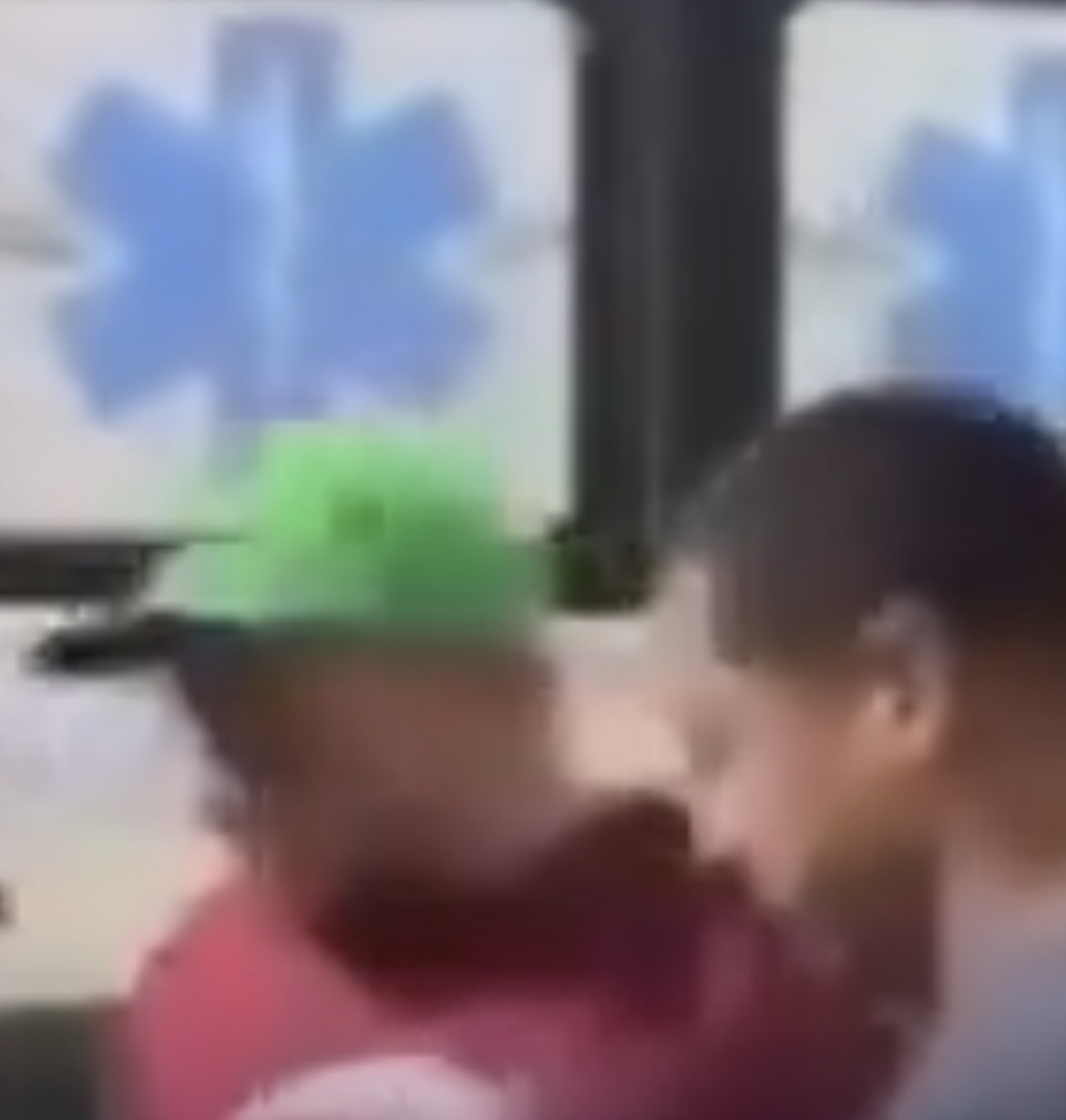 Adolescente baleado em maués sendo atendido no hospital