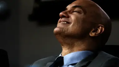 Moraes busca deixar Flávio Bolsonaro inelegível, afirmam juristas após decisão sobre vídeo com IA