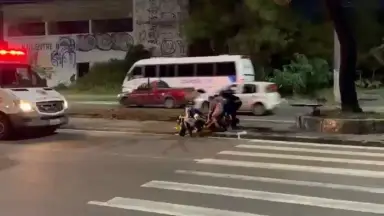 Motociclista fica ferido após bater na traseira de carro na avenida Noel Nutels em Manaus
