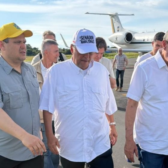 Omar, Alcolumbre e Braga usam voo proibido da FAB para ir ao Festival de Parintins