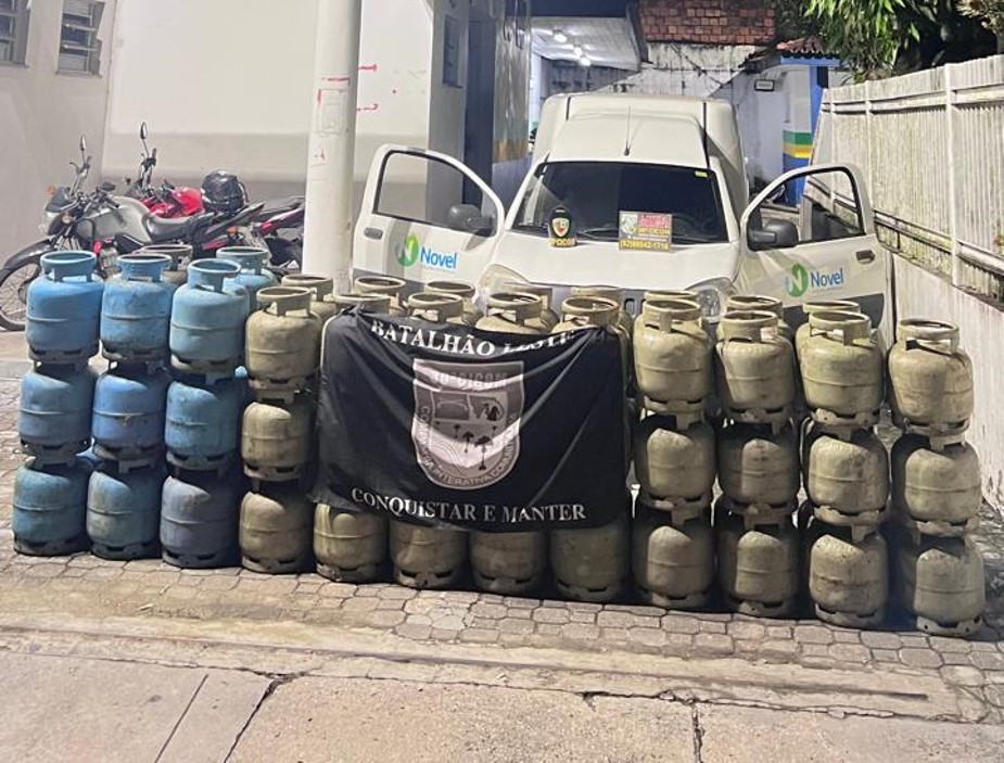 polícia recupera botijas de gás em manaus