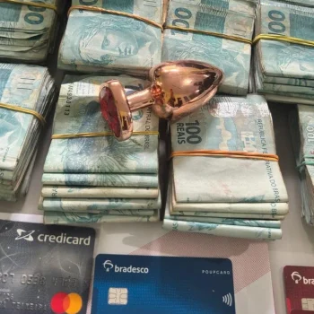 Plug anal aparece em fotos divulgadas pelo MPAM durante operação contra agiotagem e viraliza nas redes