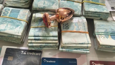 Plug anal aparece em fotos divulgadas pelo MPAM durante operação contra agiotagem e viraliza nas redes