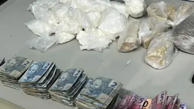 Polícia apreende drogas, dinheiro e balança de precisão durante ação na Cidade de Deus em Manaus
