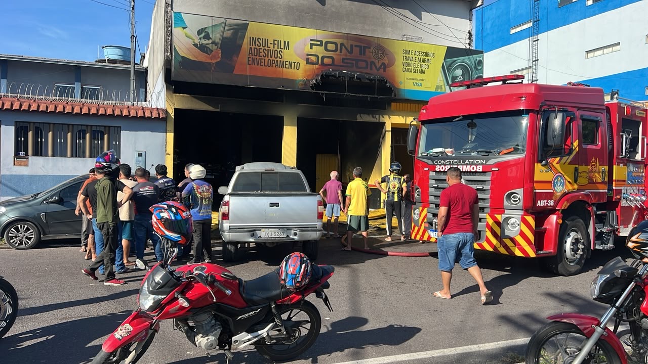 imagem do incêndio na loja automotiva Ponto do Som em Manaus