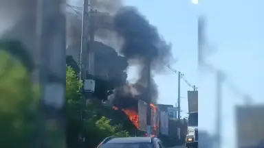 Terceiro incêndio do dia atinge área de vegetação na Avenida Rodrigo Otávio, em Manaus