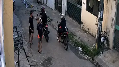VÍDEO: Dupla armada cerca pedestres, rouba celular e foge em Manaus