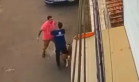Homem agredindo adolescente autista no Conjunto Ajuricaba, Manaus