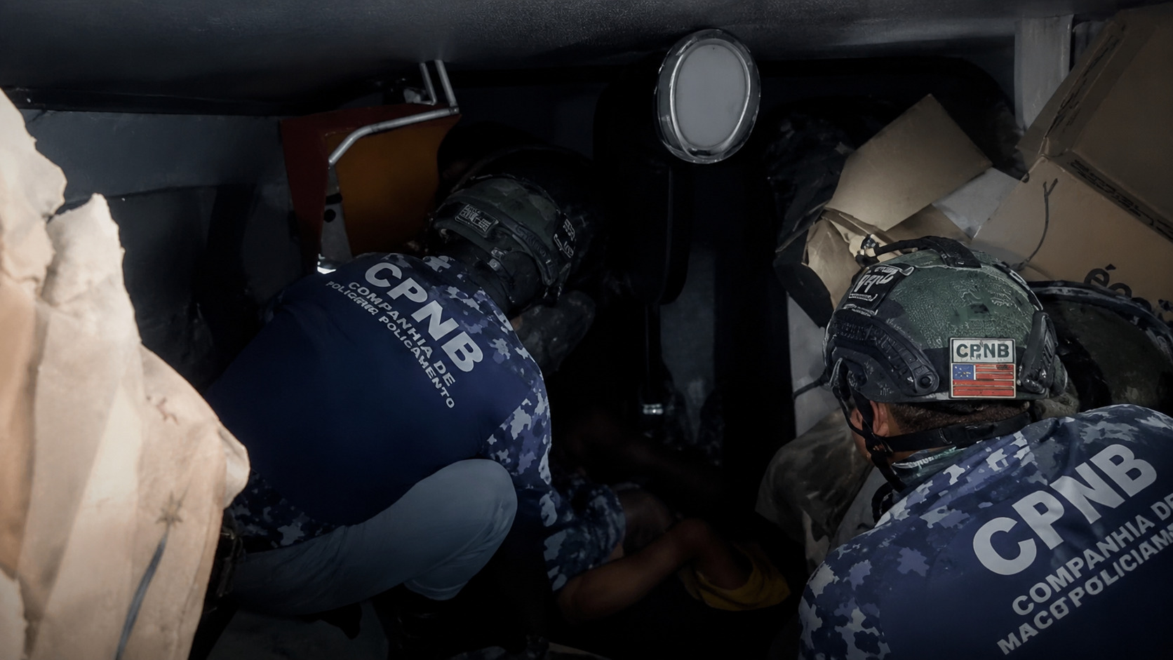 Três sobreviventes sendo resgatados após dias sob escombros na venezuela