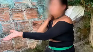 Mulher acusada de roubo é espancada a pauladas por tribunal do crime na Zona Norte de Manaus; veja vídeo