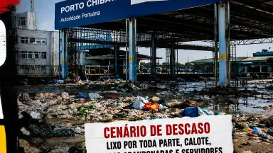 Abandono no Porto Chibatão: denúncias expõem cenário de lixo e desorganização e autoridades são cobradas por fiscalização