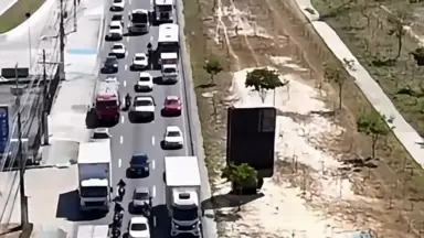 Acidente entre carro e motocicleta deixa dois feridos e provoca congestionamento na Avenida das Torres, em Manaus