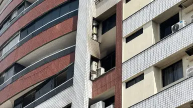 Morador é levado para ambulância após inalar muita fumaça em incêndio em apartamento no Edifício Botticelli em Manaus