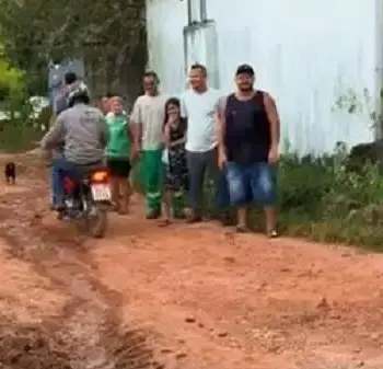Após 20 anos de espera, obra de asfaltamento para na metade da rua e deixa 100 famílias na lama em Iranduba