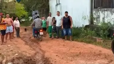 Após 20 anos de espera, obra de asfaltamento para na metade da rua e deixa 100 famílias na lama em Iranduba
