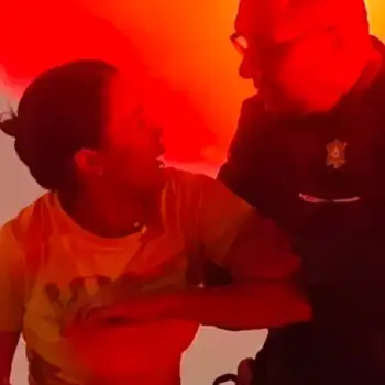 Mulher acusada de atropelar jovem e não prestar socorro luta com policiais e se recusa entrar em viatura