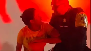 Veja o momento em que mulher acusada de atropelar pedestre se recusa a entrar dentro de viatura em Manaus