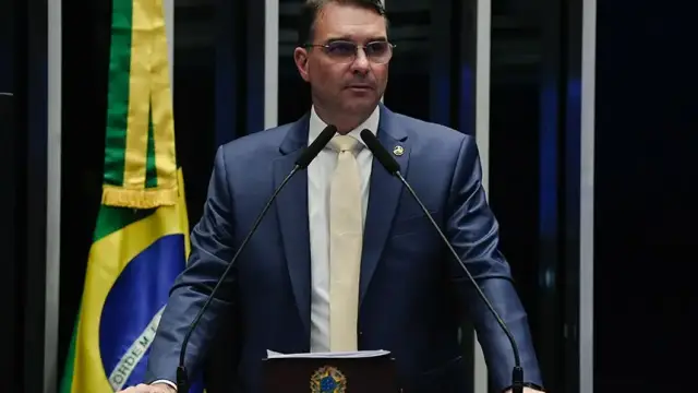 Ataque à democracia: Flávio Bolsonaro detona Moraes por perseguição à imprensa após quebra de sigilo de fonte de jornalista