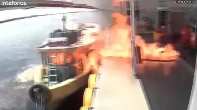 Barco pega fogo após explosão causada por cigarro no Amazonas