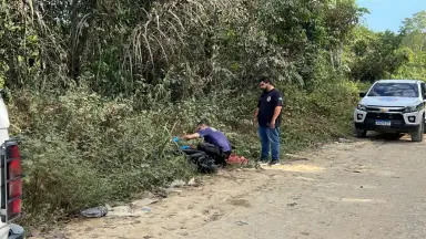 Cena de terror: corpo todo amarrado é desovado em ramal na zona Leste de Manaus