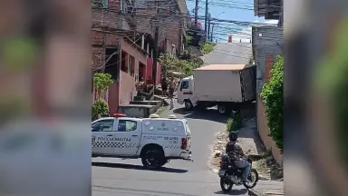 Caminhão perde o controle em ladeira e invade casa na zona Centro-Sul de Manaus