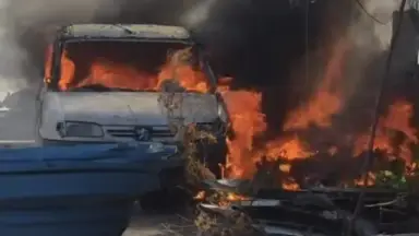 Incêndio atinge terreno baldio, destrói carro e alcança rede elétrica no bairro Flores