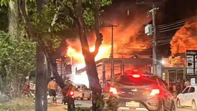 Incêndio de grandes proporções destrói prédio comercial e ameaça explodir posto de combustíveis na zona Norte de Manaus
