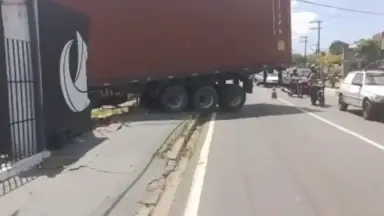 Carreta perde o controle, destrói muro de empresa e trava trânsito na avenida Efigênio Salles