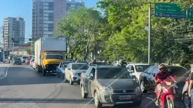 Carreta sofre pane mecânica e provoca congestionamento gigantesco em Avenida de Manaus