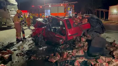Carro bate violentamente contra caminhão e deixa família ferida na AM-010