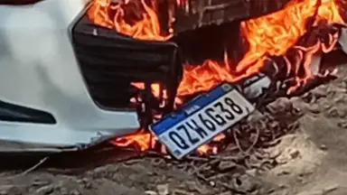 Carro é destruído por fogo e assusta moradores no Ramal do Brasileirinho, em Manaus